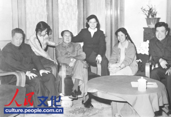 全家大團圓（從左向右，毛岸青、張少林、毛澤東、劉思齊、邵華、楊茂之）。