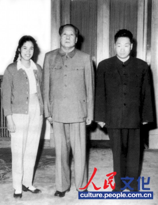 邵華、毛岸青與毛澤東在中南海留影。