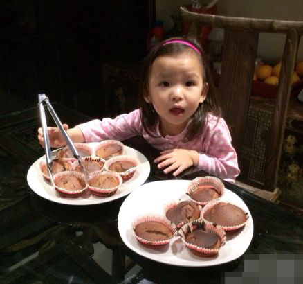 蔡少芬张晋晒全家福 大女儿汤圆大方出镜