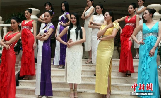 世界休闲小姐<em>成都</em>演绎别样旗袍晚装秀-中新
