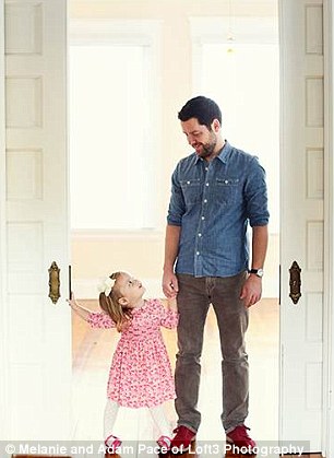 父亲与女儿重拍婚纱照场景 纪念亡妻(图)