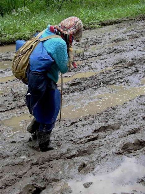 穷人在河里洗澡