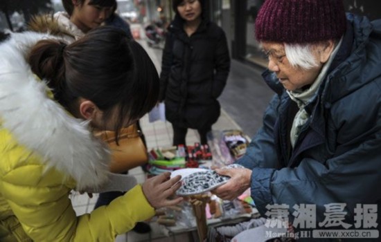 84岁鞋垫奶奶摆摊 只为找点乐子(图)