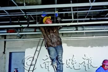 农民工晒年终账本：不敢逛超市生病硬扛着（图）