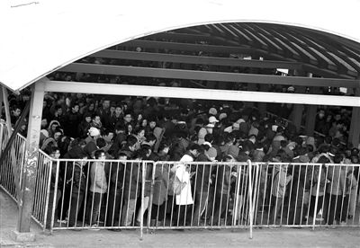 1小时1.4万人 天通苑北早高峰安检难