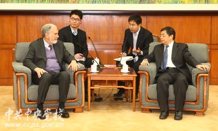 李书磊会见美国纽约大学校长萨克斯通并共同签