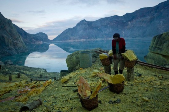 印尼硫磺矿工举行祭祀活动 工作环境似地狱