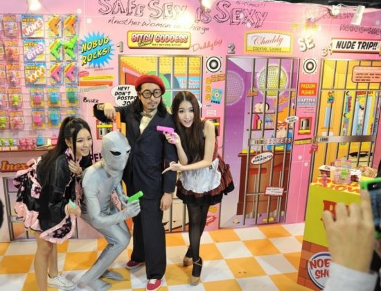 澳门成人展花招玩尽:男女嘴对嘴喂食 AV女现场