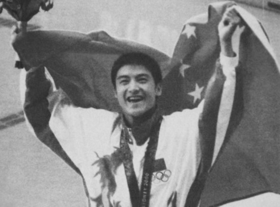 郭晶晶一身斯文打扮独自逛街 已恢复苗条身材