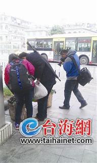 厦门男子背枪型雨伞逛大街 被民警追击遭保安