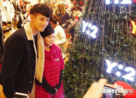 柯震东西安站台吸引上千粉丝 分享穿衣经要自