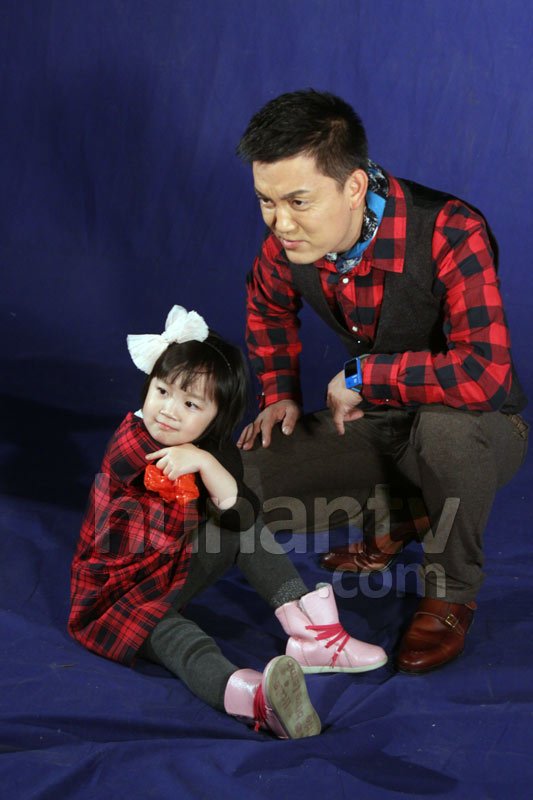 李锐带女儿跳跳录节目 萌娃为爸爸做造型