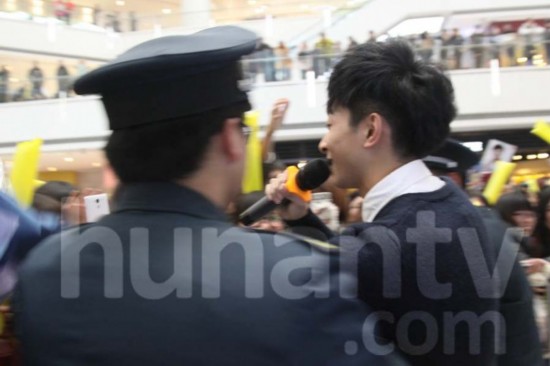 人气快男左立空降沈阳 粉丝不顾严寒机场热情