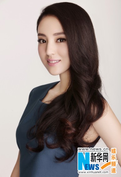 董璇最新时尚写真大片 甜美优雅大展女神范儿