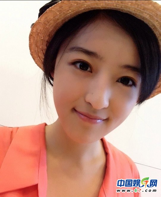 央视新晋美女主播杨茗茗被誉清纯超奶茶妹 盘