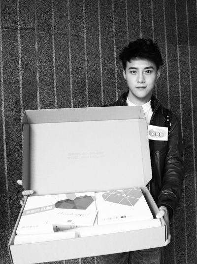 网购备注帅哥送货愿望成真:花美男捧快递送