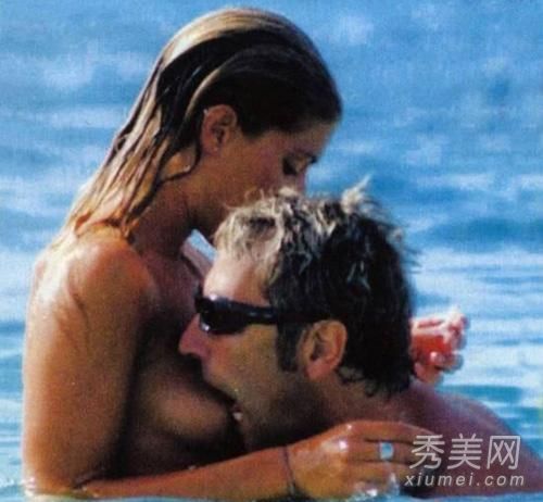 女星《喜爱夜蒲3》半裸被揉胸温泉肉搏 女星被