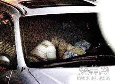 公园内停车野战!20大明星户外玩车震被狗仔偷