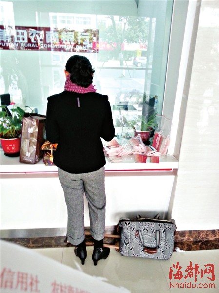 莆田一银行员工不满被辞退 用超500本存折到柜