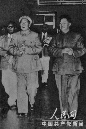 1955��10��28�գ�ë�󶫡���������ո���ɵı��������ݣ��ۿ��й�����������õ�ӡ������ӵ��������