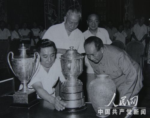 1963�꣬�ٸ�����ë�󶫡������桢�������ȹۿ��й��˶�Ա�ڵ�27����ƹ���϶�õĽ���