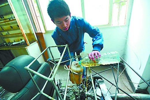 大二男生花3000元积蓄 45天手工造汽车(图)