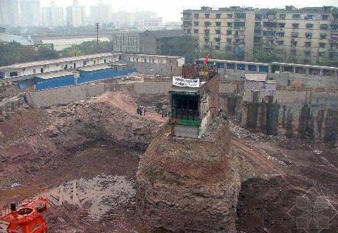钉子户四周被挖空 盘点各地最牛钉子户 人民网房产