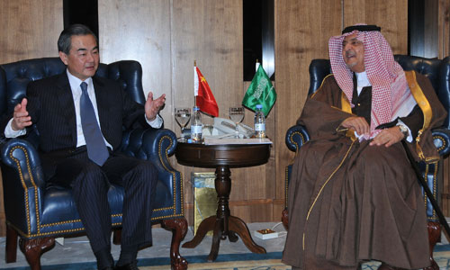 <em>中国外交部长</em>王毅(左)在利雅得与沙特外交大臣