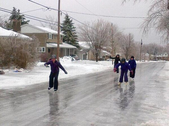 北美十年一遇极寒 街道 冰冻 民众<em>溜冰</em>(图)--河北