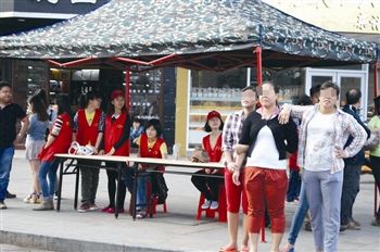 三亚海鲜拉客女_郑州火车站拉客女图_城中村站街拉客女