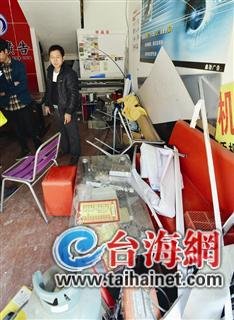 店员男子图片:厦门一广告店拒做色情卡老板及3名员工被打伤