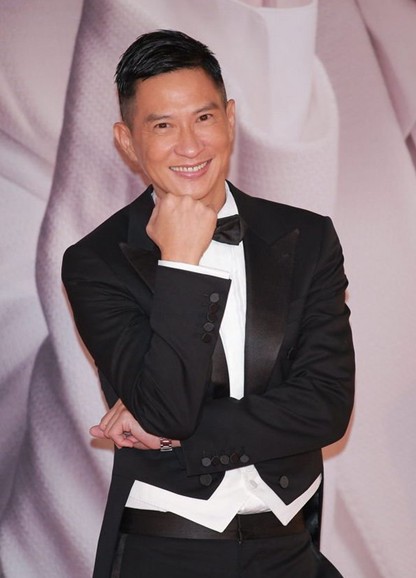 张家辉 2003年,张家辉和香港演员关咏荷在澳州秘密登记结婚,终於