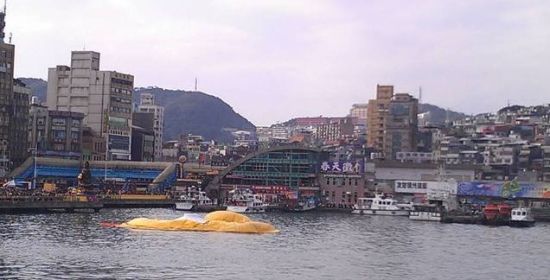 基隆黄色小鸭破掉了。(台媒图)