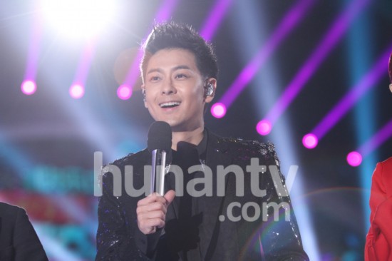 林志颖超炫超酷赛车秀惊呆全场 郝邵文送kimi