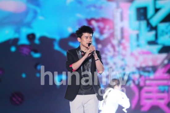 湖南卫视跨年演唱张杰杰式疗伤情歌感动全场