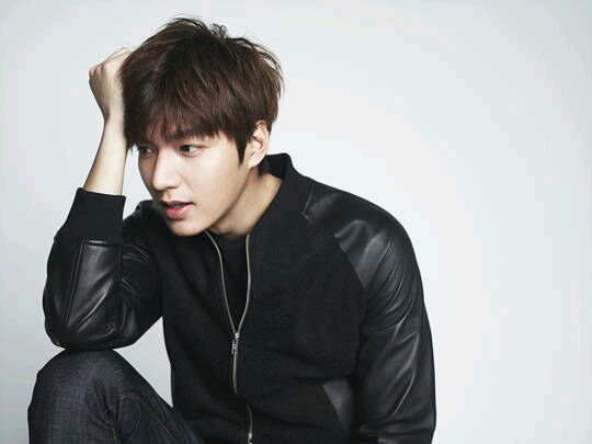 韩国SBS演技大赏:金宇彬李钟硕同台成看点 继