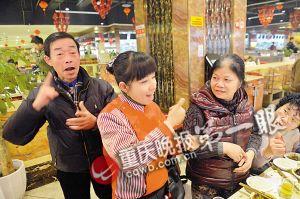 聋哑婆婆请35位聋哑人吃火锅 打手语祝福新年