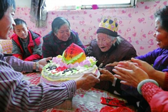 灵山卫107岁老人新年过生日 膝下子孙80多人