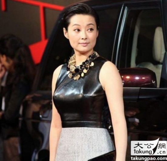 <em>女星</em>为比<em>胸大</em>乳小互相偷瞄 盘点<em>女星</em>走光露出