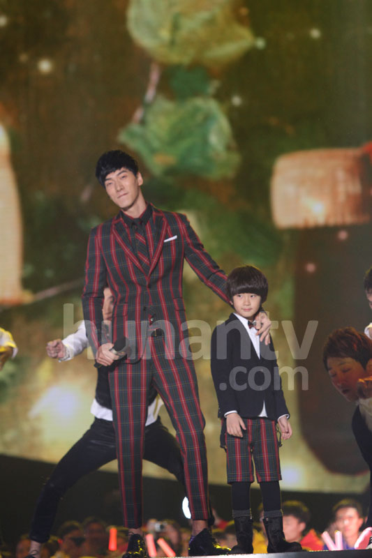 张亮热唱 我不是男神 走红+与天天跨年温馨互