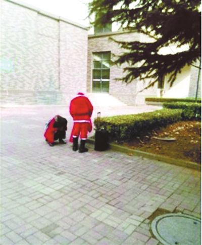 父亲扮圣诞老人看望上大学女儿 被称中国好爸