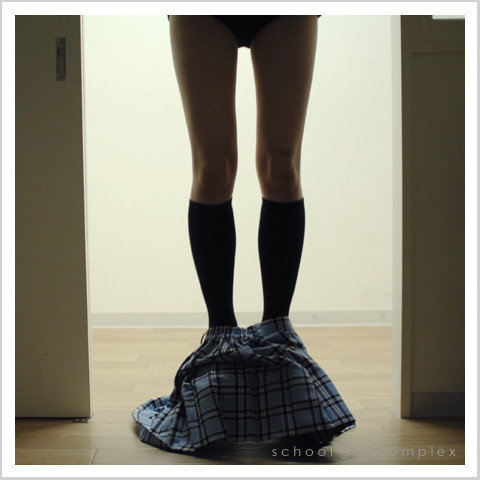 思春期少女超短裙大露春光!实拍日本女学生在