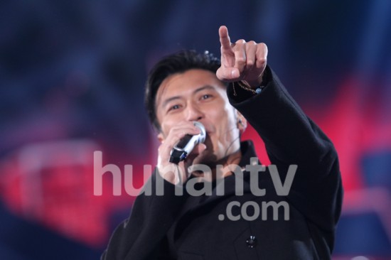 视跨年夜精彩瞬间:黄绮珊羽泉飙高音 谢霆锋连