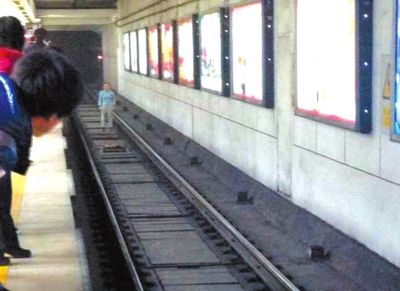 地铁员工跳下轨道救出轻生女因施救及时未影响正常行车