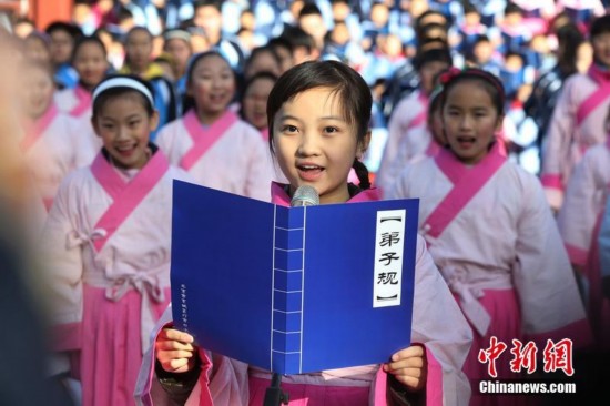 童星林妙可着汉服携北京小学生唱响弟子规