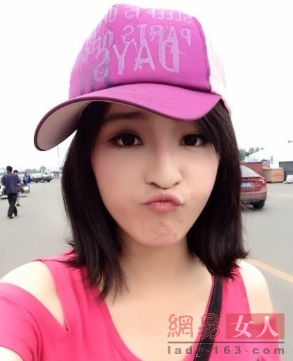 央视女神艾婷婷采访露事业线走红 杨茗茗清纯