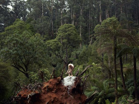 摄影师拍裸体舞者大自然中起舞