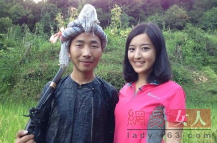 央视女神艾婷婷采访露事业线走红 杨茗茗清纯