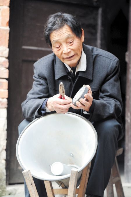 宁乡退休教师自掏腰包办农村新闻广播站