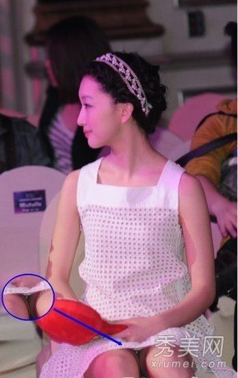 女星为比胸大乳小互相偷瞄 盘点女星<em>走光</em>露出
